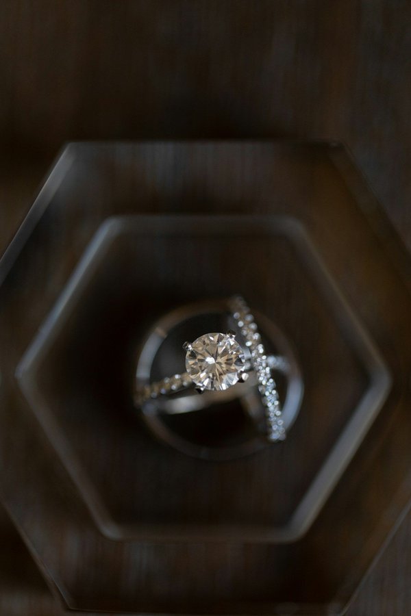 Bague avec pierre naturelle : l'élégance au bout des doigts