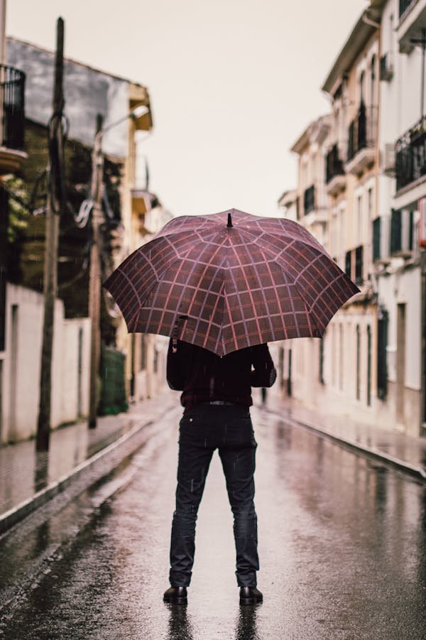 Les parapluies homme : élégance et protection tout en un